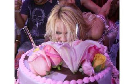 Pamela Anderson se do dortu s chutí zakousla.
