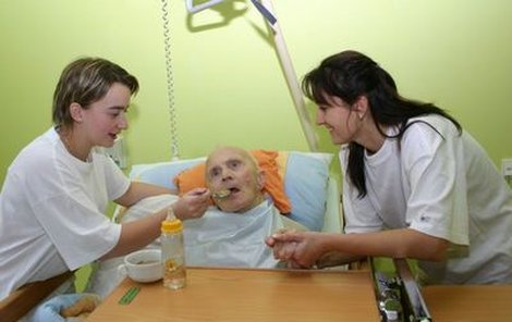 Pan Jaroslav (81), který je v hospicu už přes rok, patří mezi nejoblíbenější pacienty sester Terezy (vlevo) a Moniky.