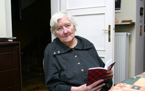 Paní Eva Plecháčová pracuje i v důchodu a kromě toho, že se věnuje i svým koníčkům, napsala ještě knížku povídek.