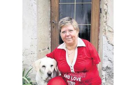 Paní Sarah dokáže bez rukou bez problémů žít, její asistenční pes jí pomáhá i s oblékáním.