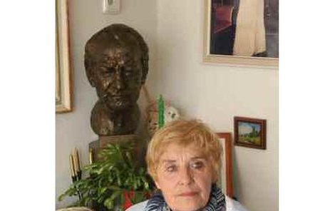 Paní Sováková s bustou, ve které jsou uloženy ostatky jejího muže.
