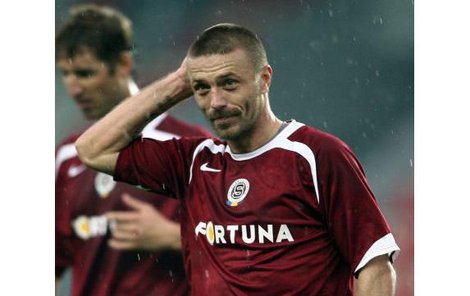 „Pánové, tady nesmíme ztratit ani bod,“ drbe si hlavu letenský kapitán Tomáš Řepka. Sparta s Jihočechy v lize jedenáct let neprohrála.
