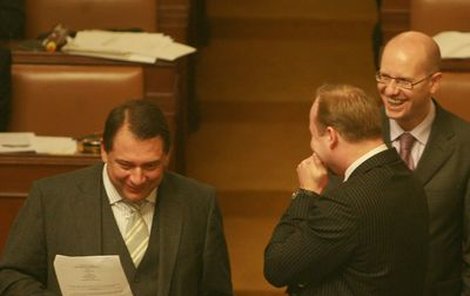 Pánové z ČSSD (zleva) Paroubek, Tejc a Sobotka jsou vysmátí. Vědí, že je podrží Senát, kde mají oranžoví většinu.