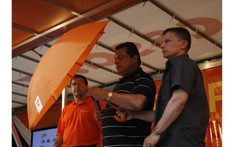 Paroubka v Plzni před vajíčkovou smrští chránil bodyguard deštníkem.