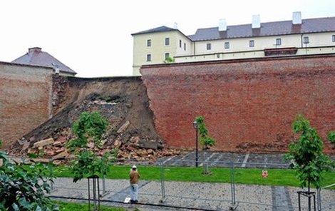 Patnáctimetrový kus hradby se sesunul kvůli podmáčené půdě. 