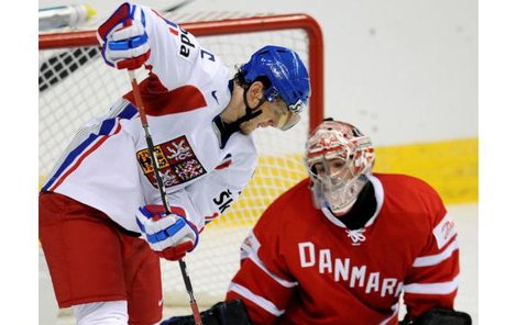 Patrik Eliáš se v zahajovacím duelu MS v Kanadě před norským brankářem činil, jenže gól nedal.