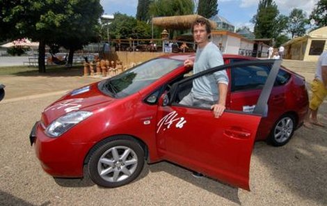 Patrik Eliáš si jízdu v hybridní Toyotě Prius užil