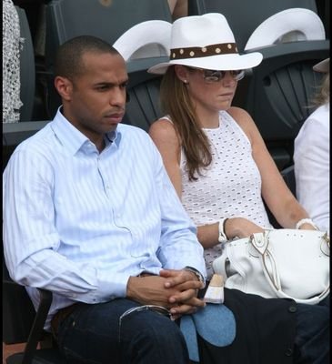 Patrně jedna z posledních společných fotek Thierry Henryho s manželkou Nicole. Kyselé obličeje v hledišti na Roland Garros prozrazovaly, že něco není v pořádku...