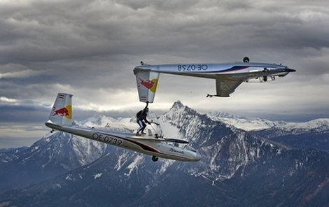 Paul Steiner spojil dva větroně vlastním tělem ve výšce 2100 metrů nad vrcholky Alp.