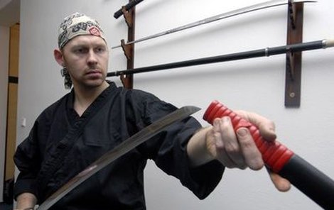 Pavel Bolf předvádí jeden z mečů