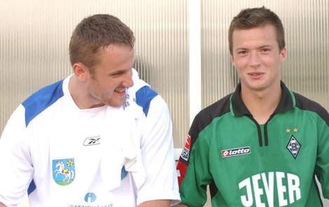 Pavel Kubina (vlevo) a Václav Svěrkoš v přípravném utkání Baník – Mönchengladbach v roce 2005. Kubina, ač hokejista, si směl pár minut zahrát v barvách oblíbeného Baníku. Za odměnu, v tom roce totiž s Tampou vyhrál Stanley Cup.