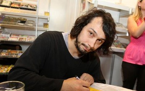 Pavel Liška se na autogramiádě podepisoval příznivcům audioknihy Neuvěřitelné příhody žáků Kopyta a Mňouka.
