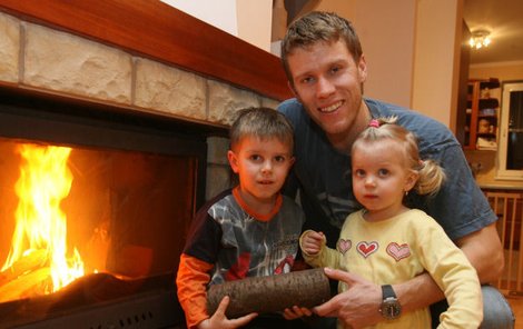 Pavel Mareš a jeho tři radosti. Dvouletá Linda, pětiletý Dominik a oheň v krbu.