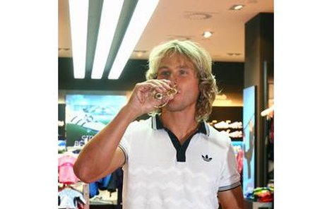 Pavel Nedvěd zapil nově zprovozněný obchod lahodným sektem. Po kariéře se už pečlivě hlídat nemusí.