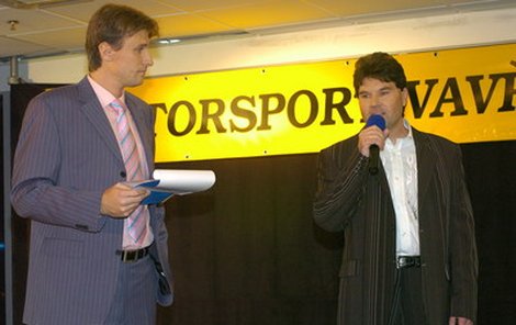 Pavel Poulíček byl tradičním moderátorem Miss Motorsport, kterou pořádá Tomáš Vavřinec (vpravo).Letos jej ovšem nahradí Rey Koranteng.