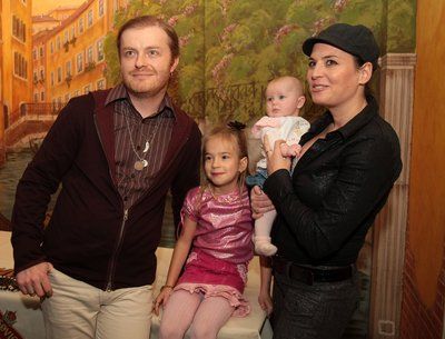 Pavel Šporcl se svou partnerkou Bárou, dcerou Violettou a osmiletou Lily. Před třemi týdny jim ještě přibyla Sophie.