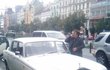 Pavel Trávníček se svým Rolls Roycem v centru Prahy.