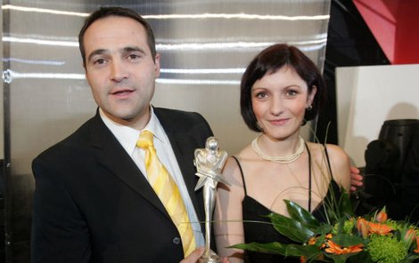 Pavel Zuna se svou druhou manželkou a cenou Anno, kterou několikrát dostal jako nejpopulárnější muž televize Nova.