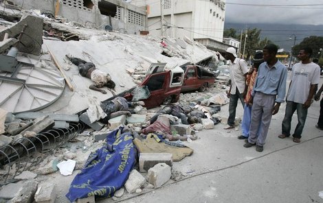 Peklo v Port-au-Prince: Zničené ulice jsou plné mrtvých těl.