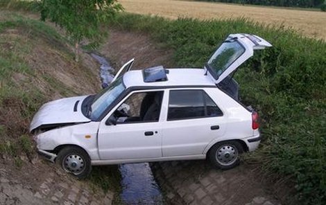  Pět zraněných si včera vyžádala těžká dopravní nehoda Škody Felicie, která se stala u obce Borovy na Klatovsku. Tři lidé byli zraněni těžce.