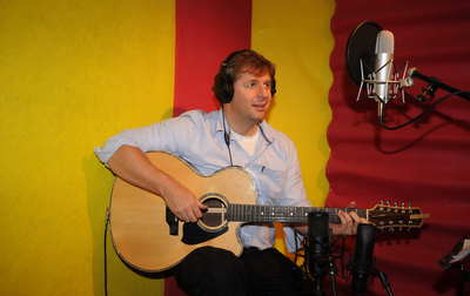 Petr Bendl nahrává ve studiu své první autorské cédéčko.