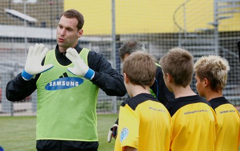 Petr Čech se věnoval 160 klukům ve své fotbalové škole.