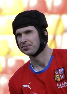 Petr Čech začal s používáním helmy v proﬁ fotbale jako první.