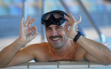 Petr Dračka vydrží na jeden nádech pod vodou šest minut a 20 vteřin.