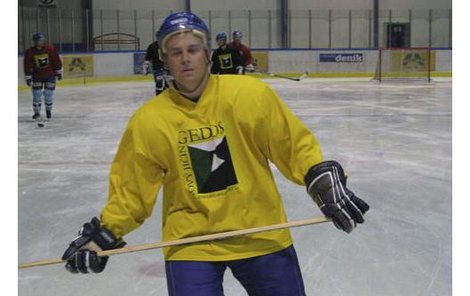 Petr Hladký si prý spletl hokejku s pistolí.
