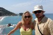 Petr Kolář si nyní užívá i s manželkou Zuzanou na řeckém ostrově Samos, kde s ﬁnalistkami Miss aerobik natočil i videoklip.