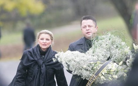 Petr Muk  přišel  na pohřeb  zavražděného Václava Kočky mladšího s manželkou. Nikdo tehdy netušil, že za necelé dva roky půjdou na pohřeb jemu.