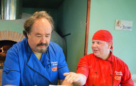 Petr Novotný se učí vyrábět mistrovskou pizzu u kuchaře Jana Šafránka.