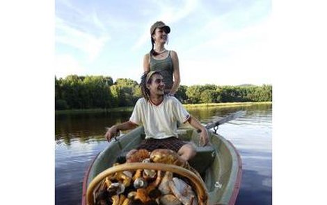 Petr s Martinou si úlovek z lesa přivezli na loďce.