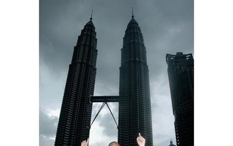 Petr Salava v Kuala Lumpur před mrakodrapy Petronas Towers.