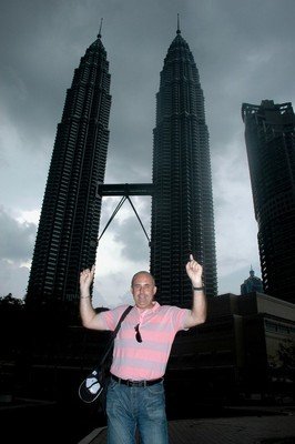 Petr Salava v Kuala Lumpur před mrakodrapy Petronas Towers.