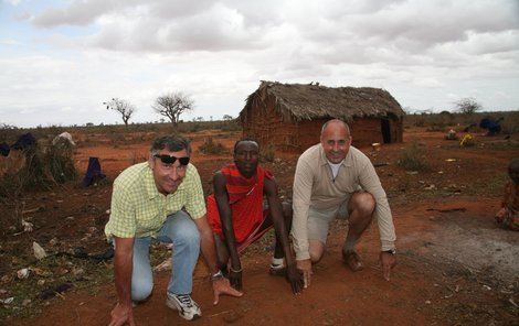 Petr Salava (vpravo) a Jan Čenský si popovídali s domorodci v keňské vesnici.