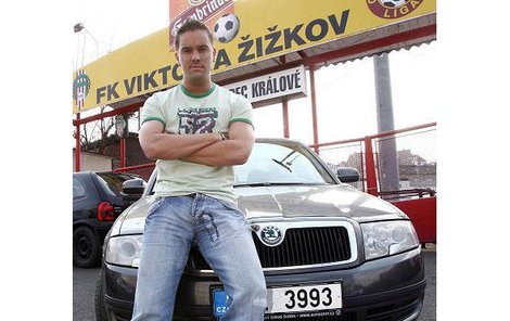 Petr Švancara nastupoval za Slavii i Brno. Teď »zaparkoval« v areálu žižkovské Viktorky – i se svým superbem.
