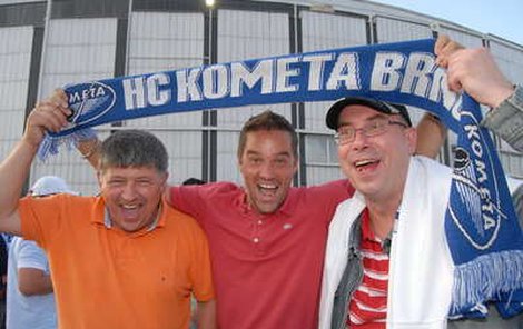Petr Švancara (uprostřed) s přáteli.