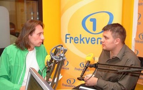 Petr Svoboda ve včerejším Pressklubu Jana Tuny (vlevo) na Frekvenci 1.