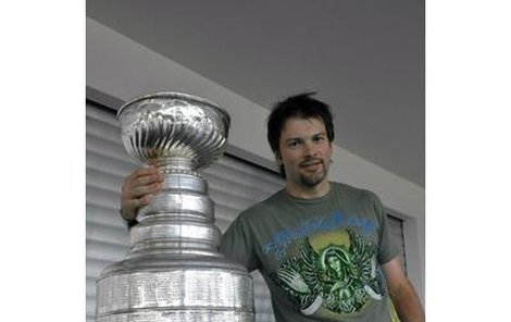 Petr Sýkora si věděl se Stanley Cupem rady.Vždyť ho získal už podruhé, předtím trium-foval před devíti lety.