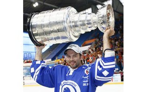 Petr Sýkora zvedl Stanley Cup nad hlavu, možná už naposledy.