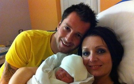 Petr Vágner s manželkou Gábinou a novorozeným Maxem.