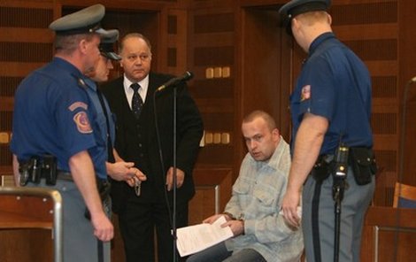 Petr Zelenka na lavici obžalovaných: Soud v Hradci Králové začal projednávat jeho případ. Za sedm vražd mu hrozí doživotí.