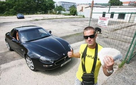 Petr Zvěřina na svém parkovišti s autem Maserati, které si vedle jiných luxusních značek od něj můžete na Smíchově půjčit. 