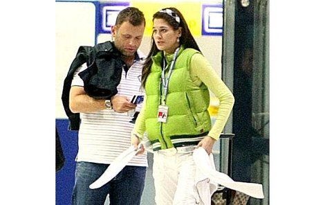 Petra Faltýnová se Simonem Šteklem na letišti Praha-Ruzyně hledali odbavovací přepážku do Atén.