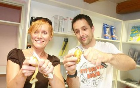 Petra Špindlerová a Tomáš Krejčíř si vyzkoušeli škrabky na brambory.