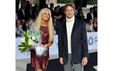 Petru (24), mladší dceru šéfa F1 Bernieho Ecclestonea, při závěrečné děkovačce doprovodil Jenson Button.