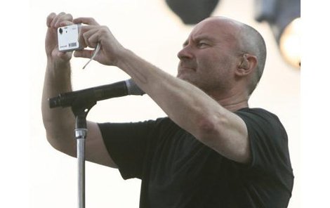 Phil Collins si české fanoušky několikrát vyfotil.