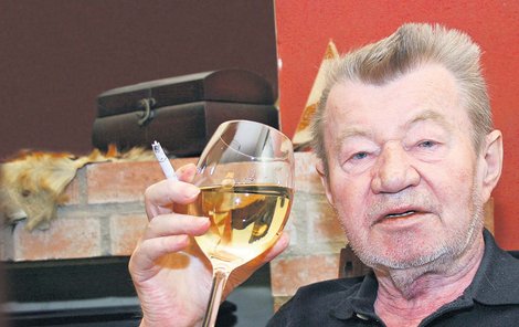 „Piji rád, ale už se neopíjím,“ říká herec Václav Sloup.