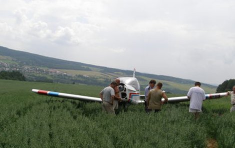 Pilot dokázal přistát. Stroji chybí jen vrtule…